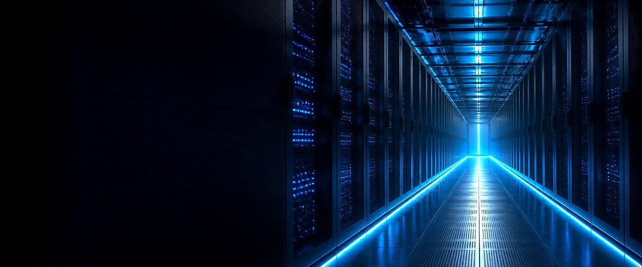 Pasillo de centro de datos con racks iluminados